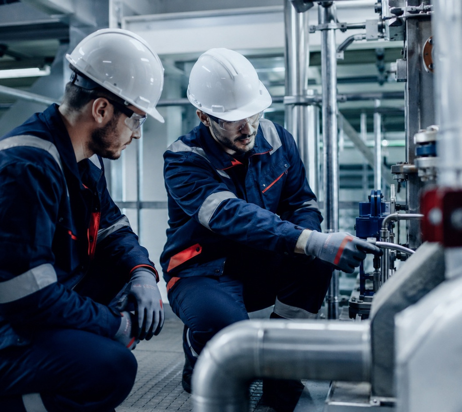 Técnicos de PROMATEC inspeccionando instalaciones industriales